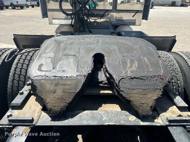 image for item EH5476 2019 Volvo VNL semi truck