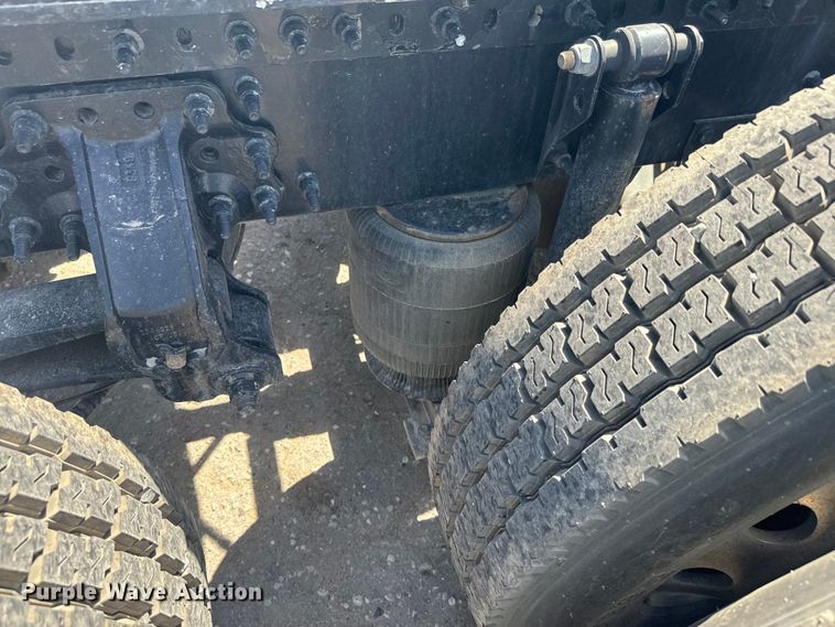 image for item EH5476 2019 Volvo VNL semi truck