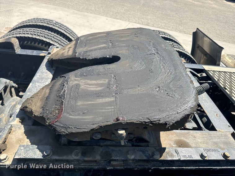 image for item EH5476 2019 Volvo VNL semi truck