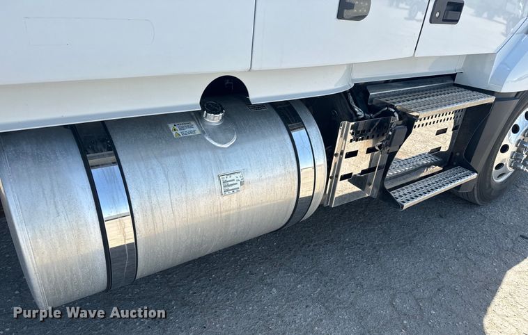 image for item EH5476 2019 Volvo VNL semi truck