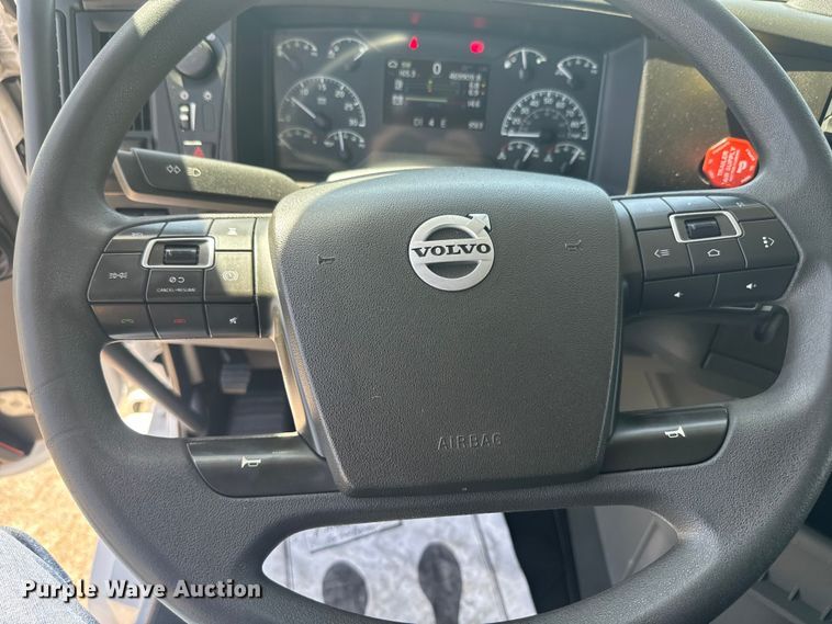 image for item EH5476 2019 Volvo VNL semi truck