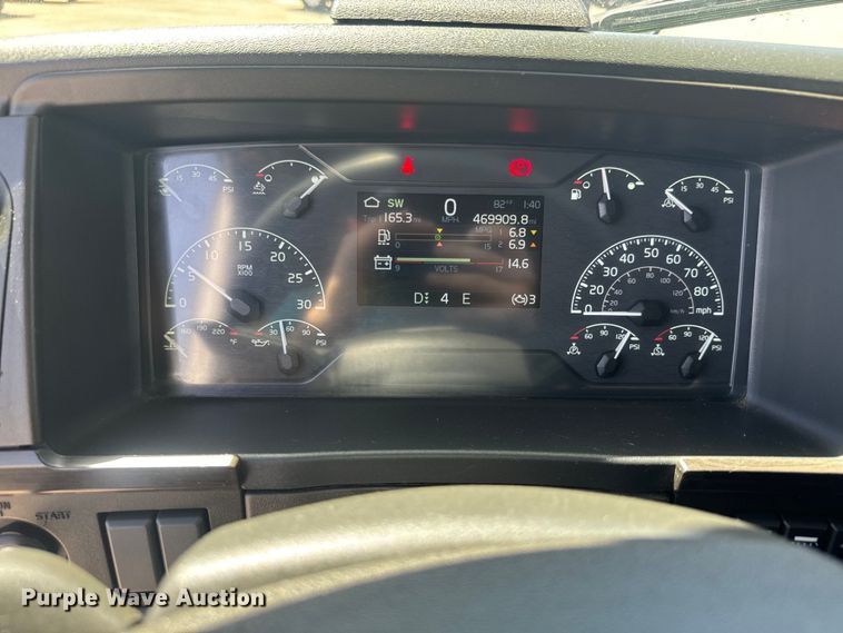 image for item EH5476 2019 Volvo VNL semi truck