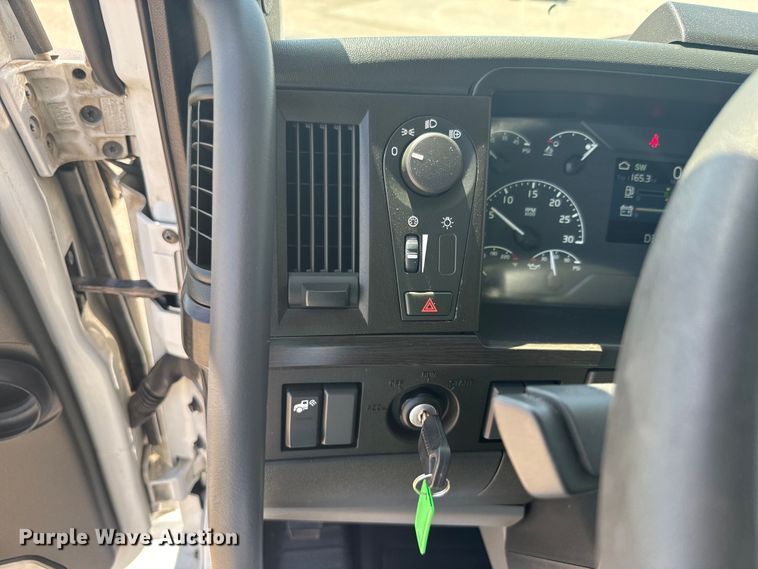 image for item EH5476 2019 Volvo VNL semi truck