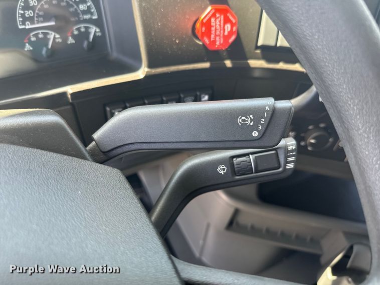 image for item EH5476 2019 Volvo VNL semi truck