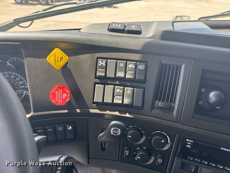 image for item EH5476 2019 Volvo VNL semi truck