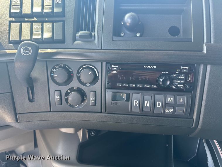 image for item EH5476 2019 Volvo VNL semi truck