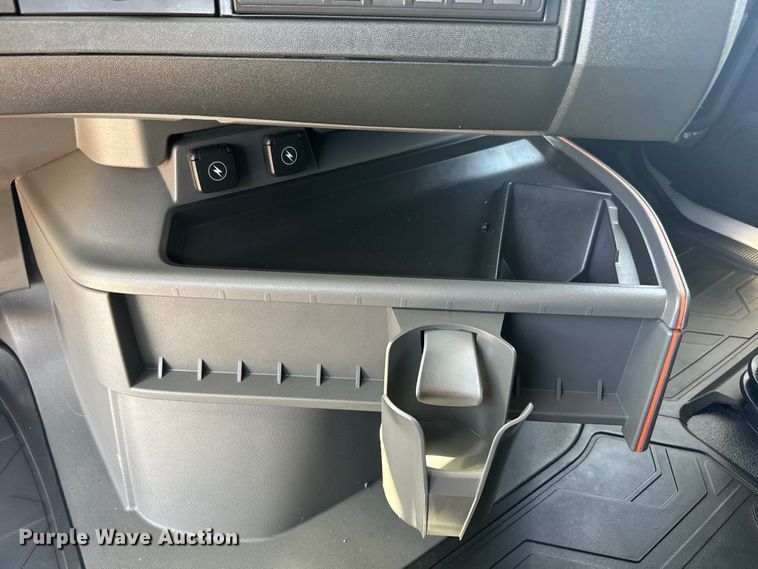 image for item EH5476 2019 Volvo VNL semi truck