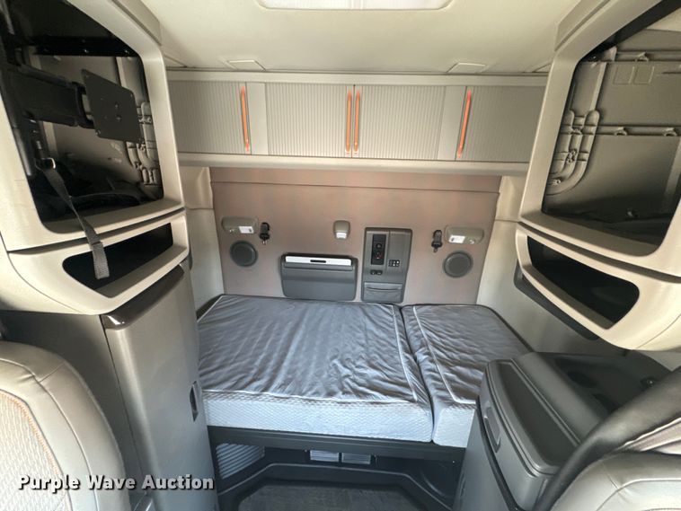 image for item EH5476 2019 Volvo VNL semi truck