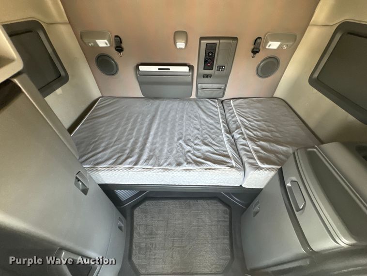 image for item EH5476 2019 Volvo VNL semi truck