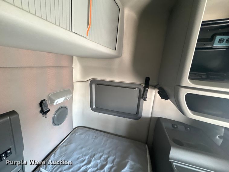 image for item EH5476 2019 Volvo VNL semi truck