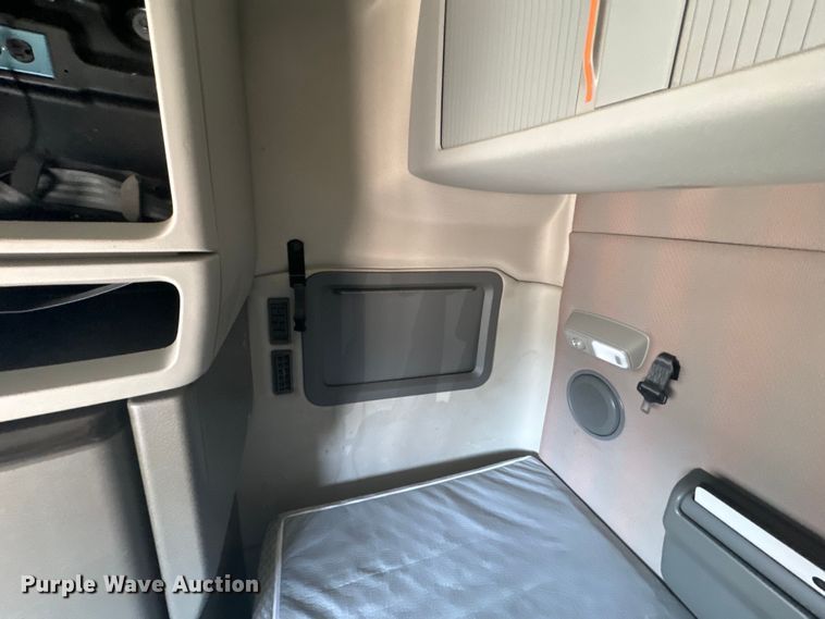 image for item EH5476 2019 Volvo VNL semi truck