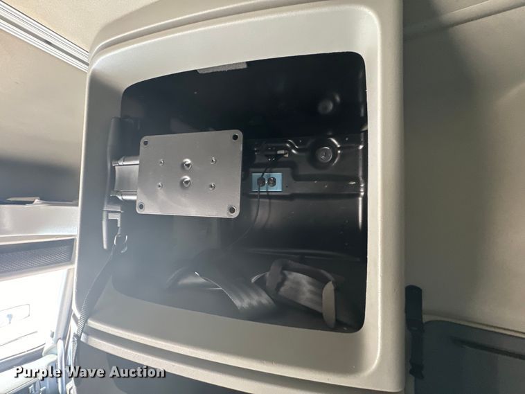 image for item EH5476 2019 Volvo VNL semi truck