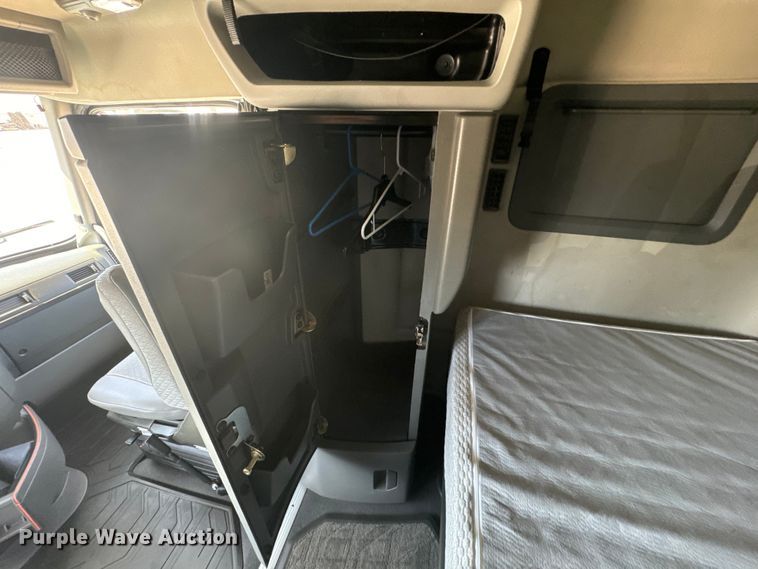 image for item EH5476 2019 Volvo VNL semi truck