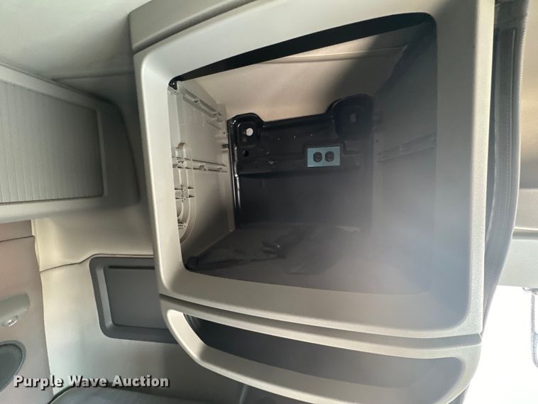 image for item EH5476 2019 Volvo VNL semi truck