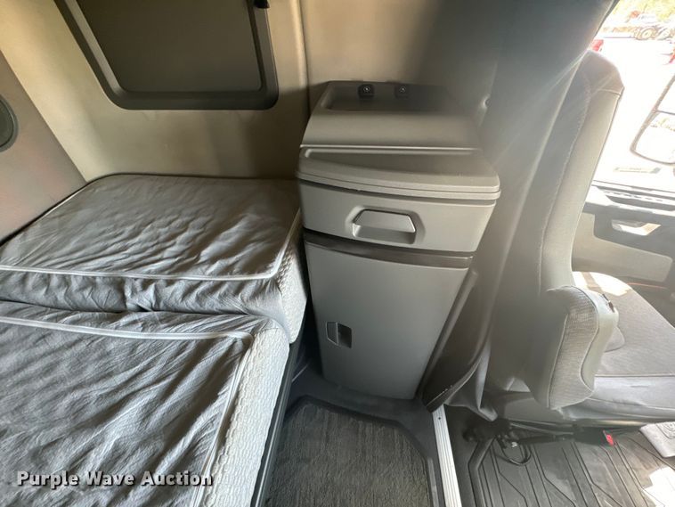 image for item EH5476 2019 Volvo VNL semi truck