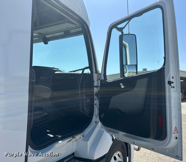 image for item EH5476 2019 Volvo VNL semi truck
