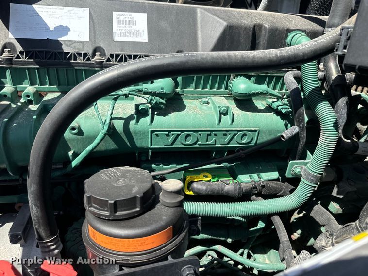 image for item EH5476 2019 Volvo VNL semi truck