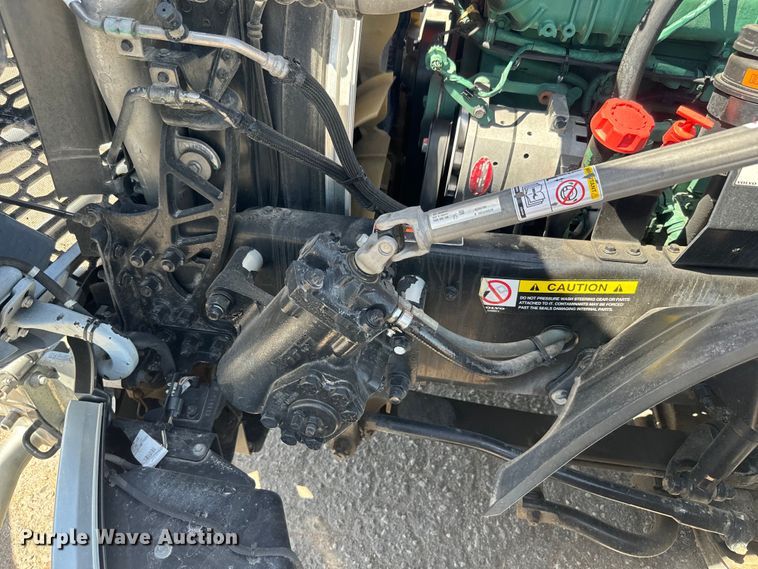 image for item EH5476 2019 Volvo VNL semi truck