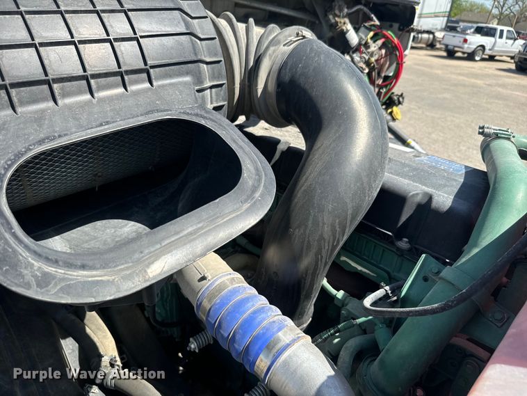 image for item EH5476 2019 Volvo VNL semi truck