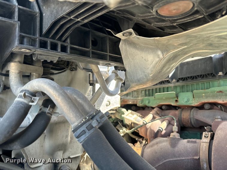 image for item EH5476 2019 Volvo VNL semi truck