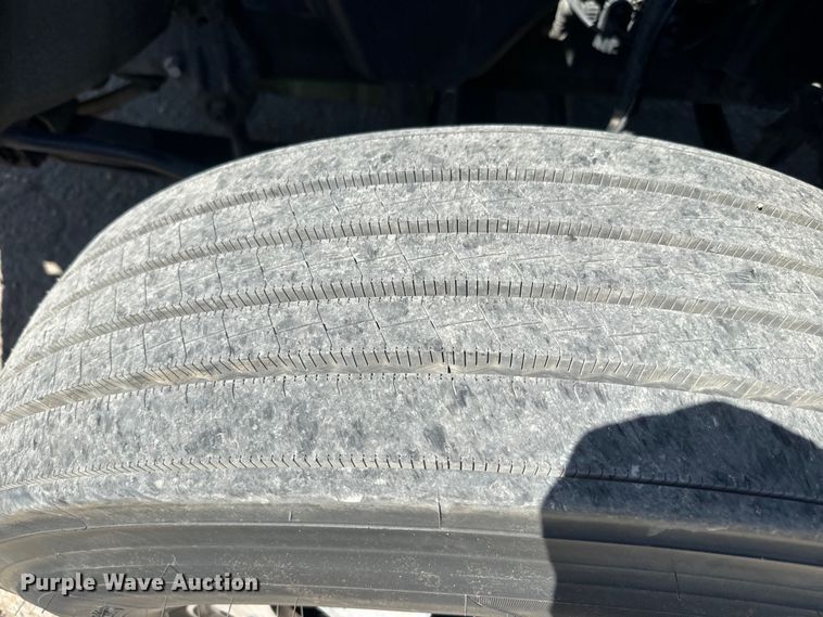 image for item EH5476 2019 Volvo VNL semi truck