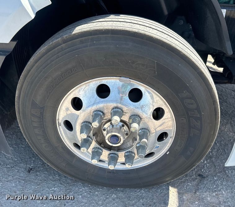 image for item EH5476 2019 Volvo VNL semi truck