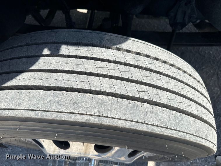 image for item EH5476 2019 Volvo VNL semi truck