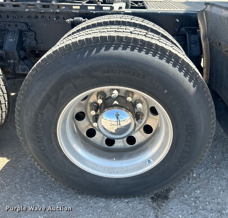 image for item EH5476 2019 Volvo VNL semi truck