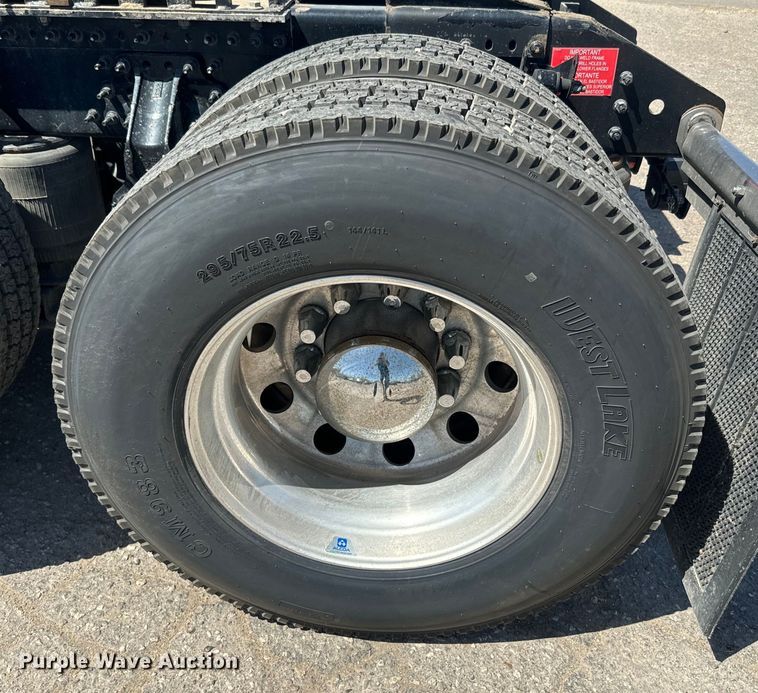 image for item EH5476 2019 Volvo VNL semi truck