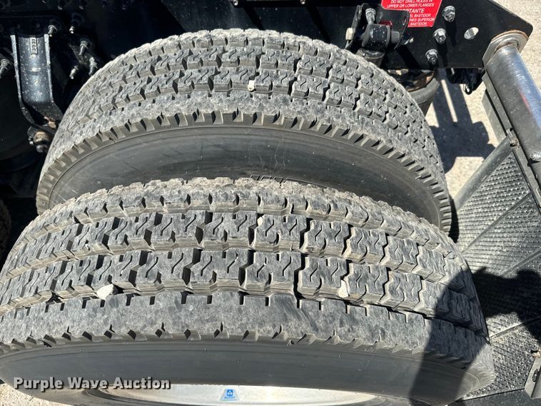 image for item EH5476 2019 Volvo VNL semi truck