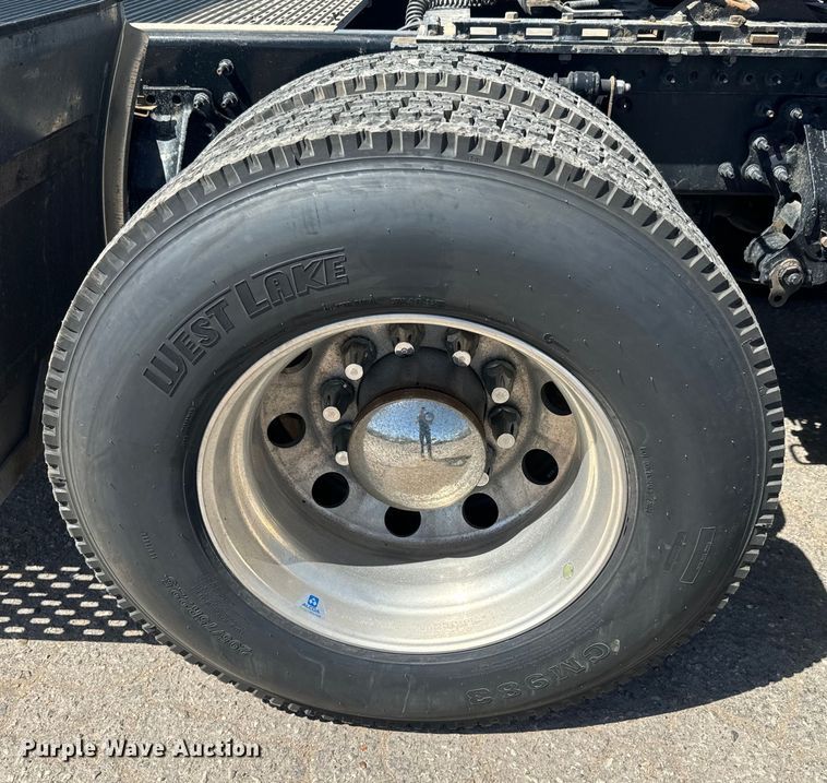 image for item EH5476 2019 Volvo VNL semi truck