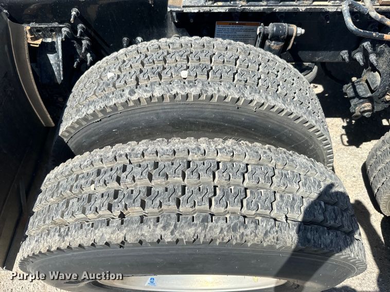 image for item EH5476 2019 Volvo VNL semi truck