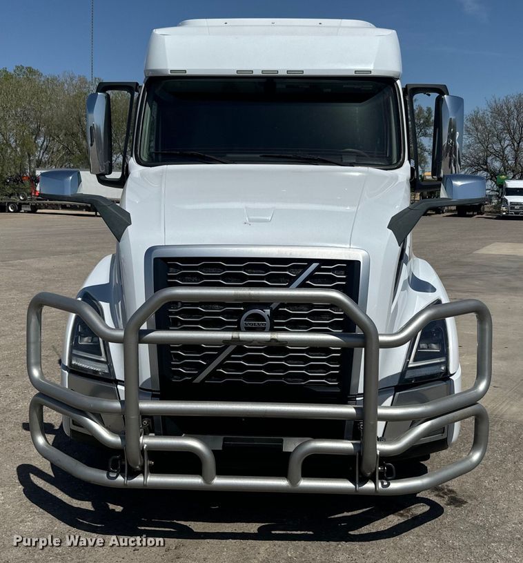 image for item EH5477 2020 Volvo VNL semi truck