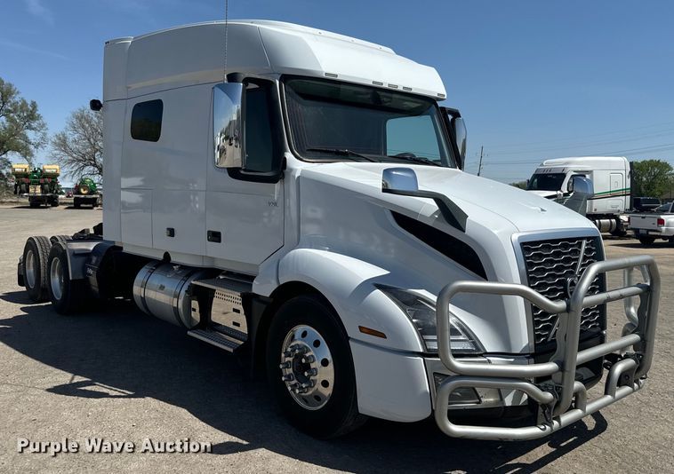 image for item EH5477 2020 Volvo VNL semi truck