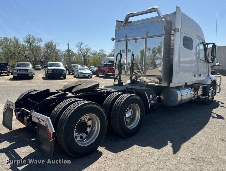 image for item EH5477 2020 Volvo VNL semi truck