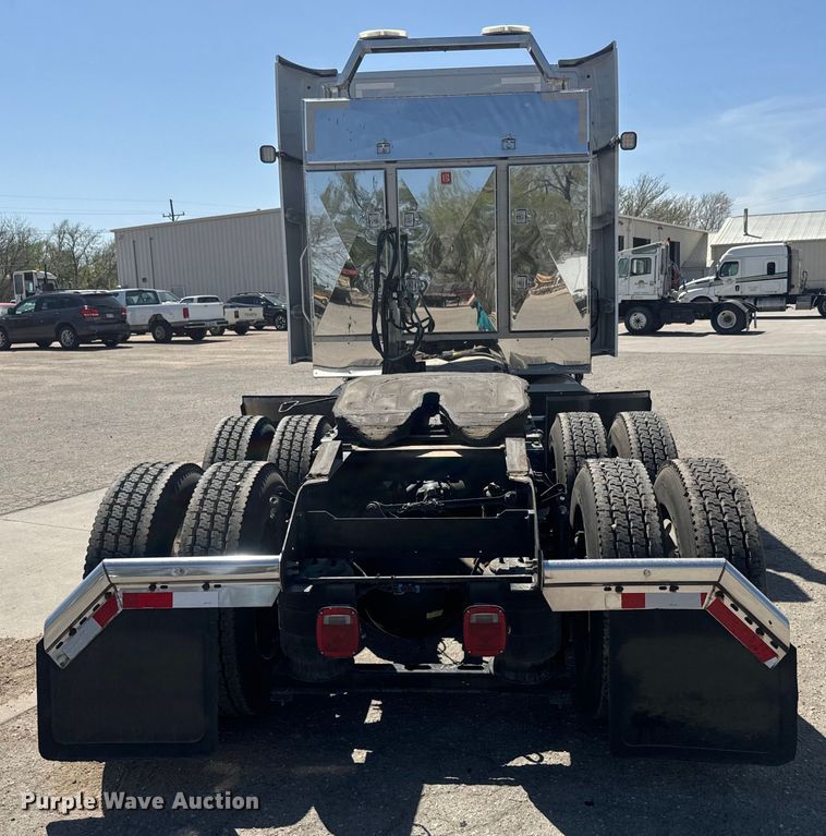 image for item EH5477 2020 Volvo VNL semi truck