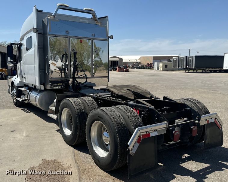 image for item EH5477 2020 Volvo VNL semi truck