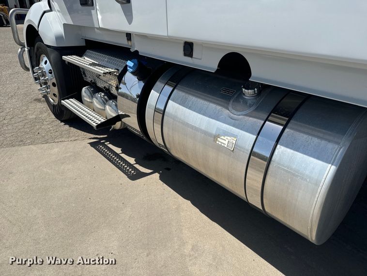 image for item EH5477 2020 Volvo VNL semi truck