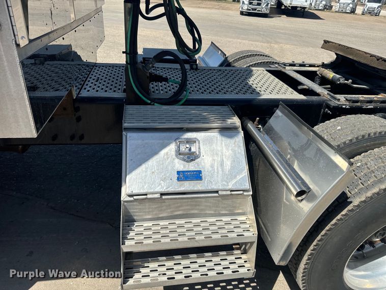 image for item EH5477 2020 Volvo VNL semi truck