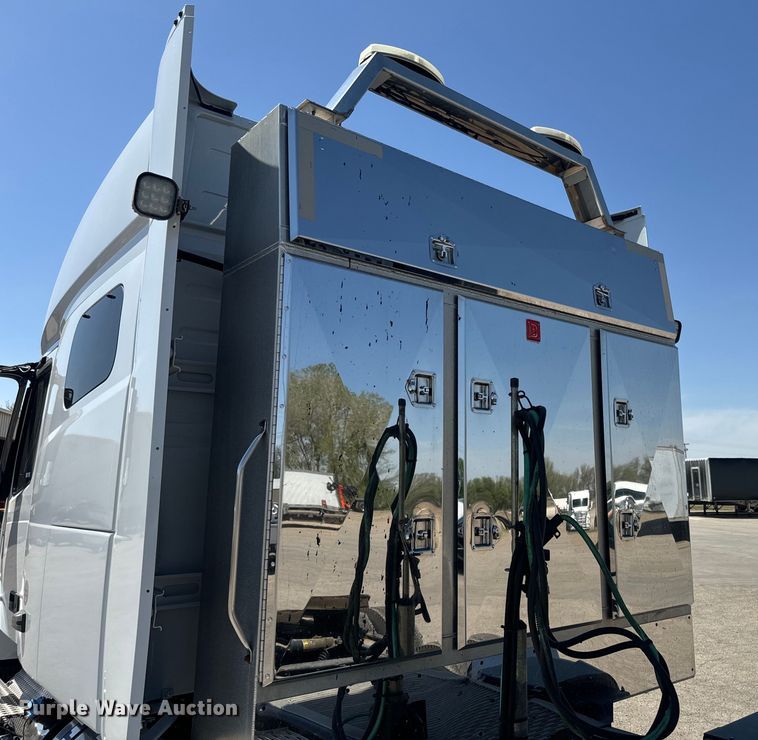 image for item EH5477 2020 Volvo VNL semi truck