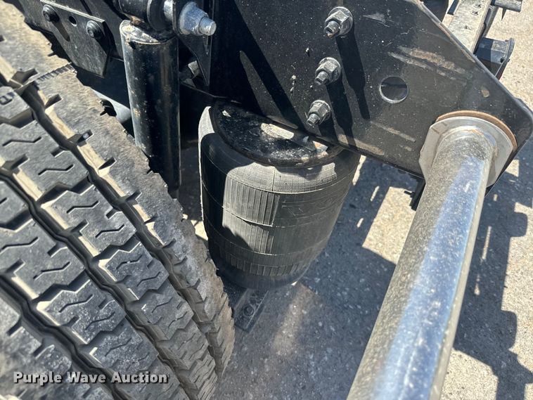 image for item EH5477 2020 Volvo VNL semi truck