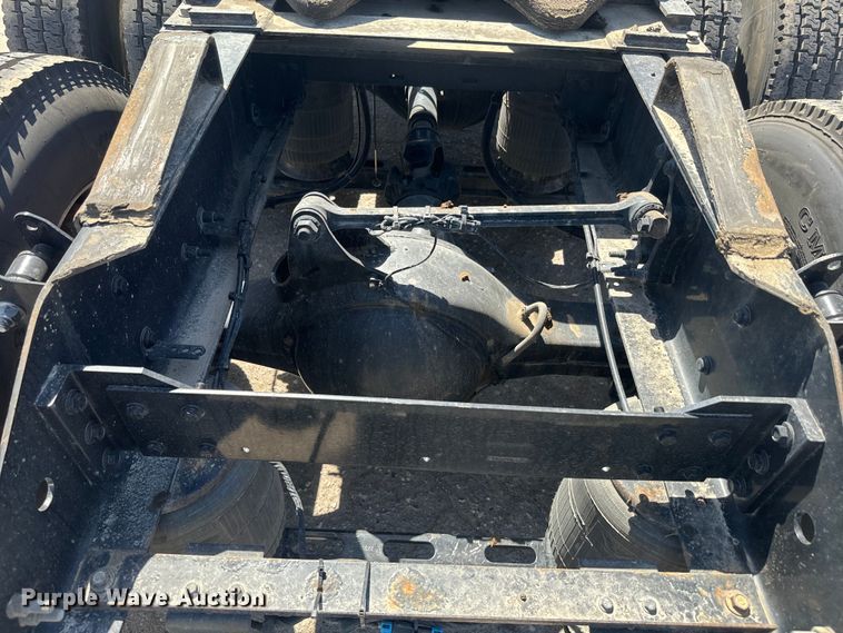 image for item EH5477 2020 Volvo VNL semi truck