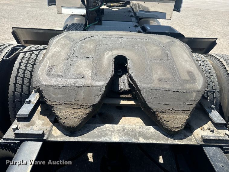 image for item EH5477 2020 Volvo VNL semi truck