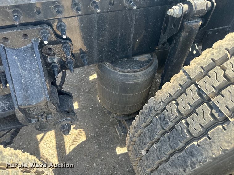 image for item EH5477 2020 Volvo VNL semi truck