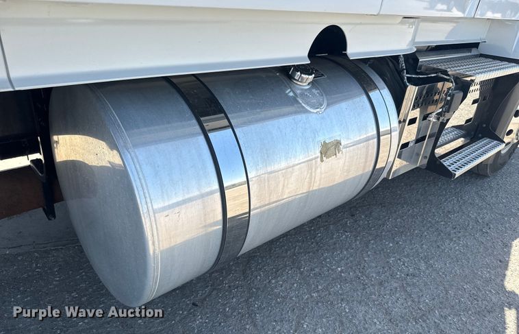 image for item EH5477 2020 Volvo VNL semi truck