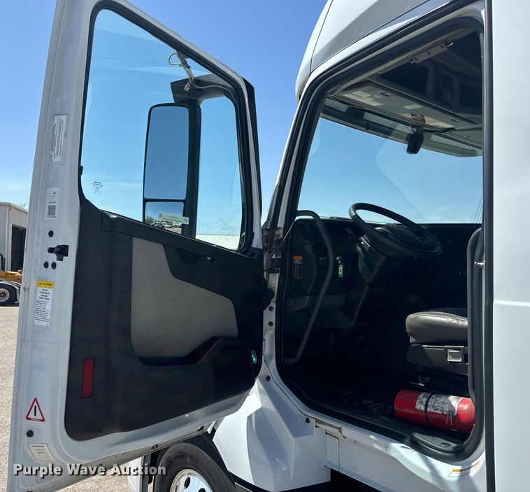 image for item EH5477 2020 Volvo VNL semi truck