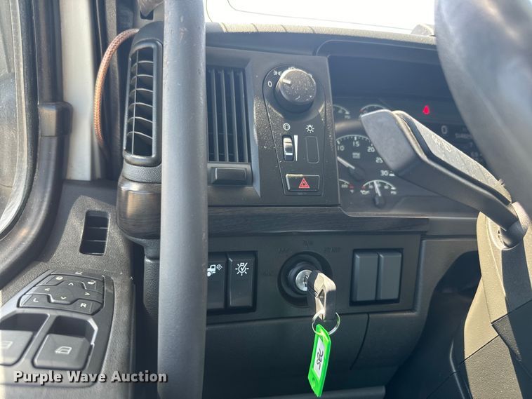 image for item EH5477 2020 Volvo VNL semi truck