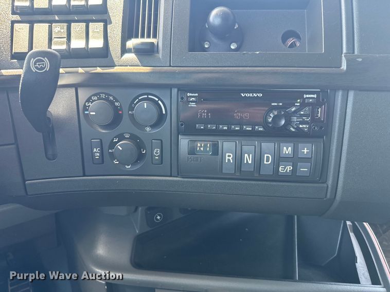 image for item EH5477 2020 Volvo VNL semi truck