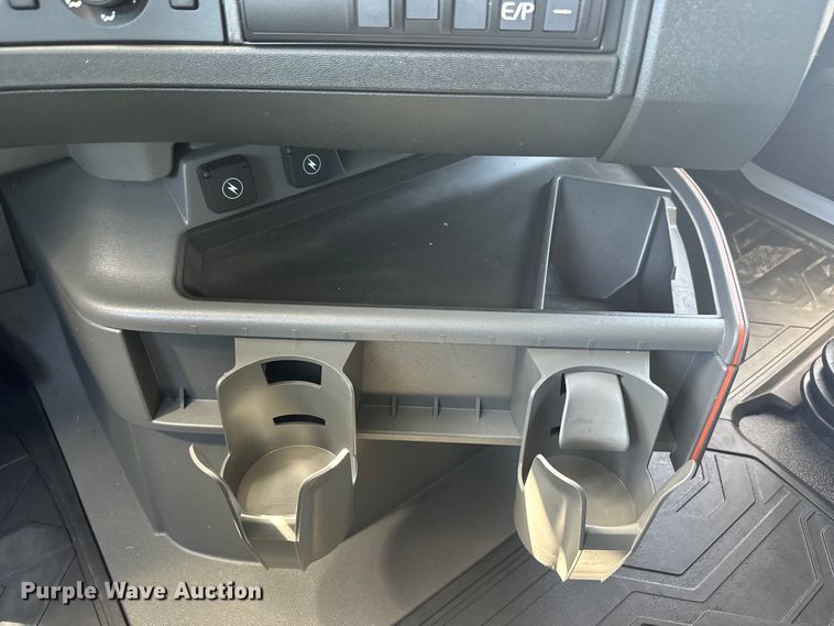 image for item EH5477 2020 Volvo VNL semi truck