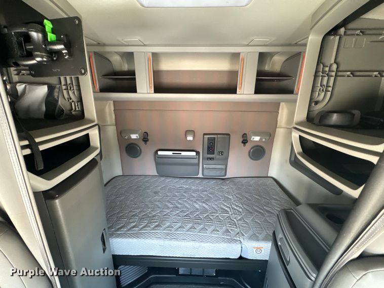 image for item EH5477 2020 Volvo VNL semi truck